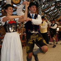 Gaugruppenauftritt im Festzelt Tradition auf der Wiesn