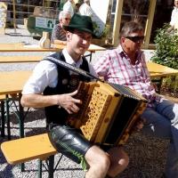 Gaugruppenauftritt im Festzelt Tradition auf der Wiesn