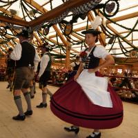 Gaugruppenauftritt im Festzelt Tradition auf der Wiesn
