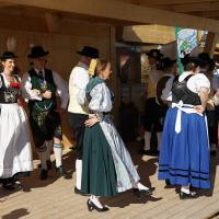 Gaugruppenauftritt im Festzelt Tradition auf der Wiesn