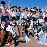 Gaugruppenauftritt im Festzelt Tradition auf der Wiesn