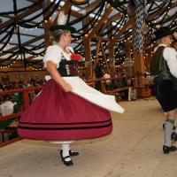 Gaugruppenauftritt im Festzelt Tradition auf der Wiesn