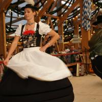 Gaugruppenauftritt im Festzelt Tradition auf der Wiesn