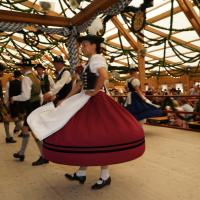 Gaugruppenauftritt im Festzelt Tradition auf der Wiesn