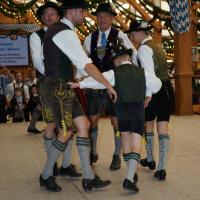 Gaugruppenauftritt im Festzelt Tradition auf der Wiesn