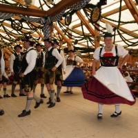 Gaugruppenauftritt im Festzelt Tradition auf der Wiesn