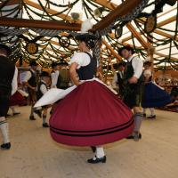 Gaugruppenauftritt im Festzelt Tradition auf der Wiesn