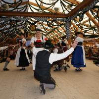 Gaugruppenauftritt im Festzelt Tradition auf der Wiesn