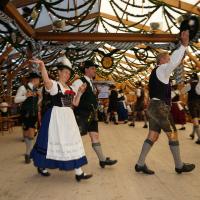 Gaugruppenauftritt im Festzelt Tradition auf der Wiesn