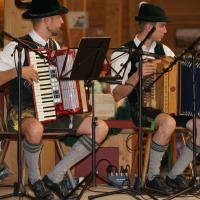 Gaugruppenauftritt im Festzelt Tradition auf der Wiesn
