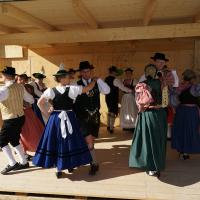 Gaugruppenauftritt im Festzelt Tradition auf der Wiesn