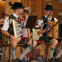 Gaugruppenauftritt im Festzelt Tradition auf der Wiesn