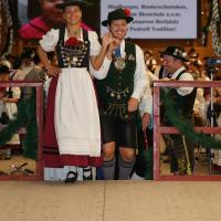 Gaugruppenauftritt im Festzelt Tradition auf der Wiesn