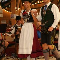 Gaugruppenauftritt im Festzelt Tradition auf der Wiesn