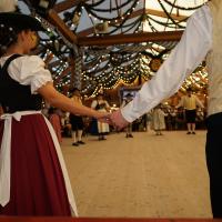 Gaugruppenauftritt im Festzelt Tradition auf der Wiesn