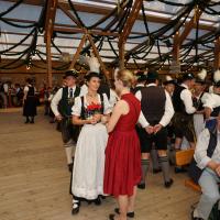 Gaugruppenauftritt im Festzelt Tradition auf der Wiesn