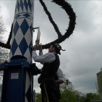Maifeier und Maibaum aufstellen