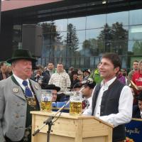 Maifeier und Maibaum aufstellen