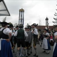 Maifeier und Maibaum aufstellen