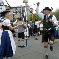 Maifeier und Maibaum aufstellen