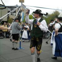 Maifeier und Maibaum aufstellen