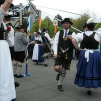 Maifeier und Maibaum aufstellen
